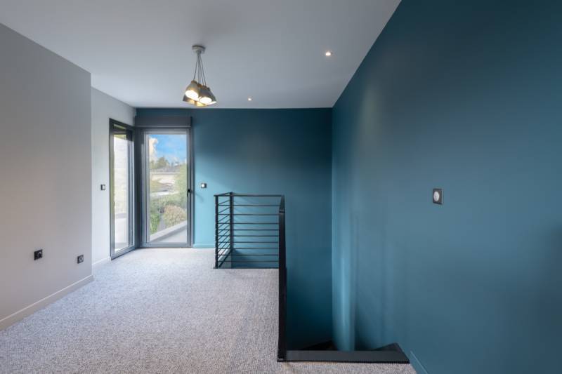 Un agrandissement avec une surélévation bois pour moderniser cette maison en pierre